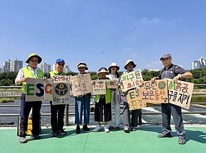 [노인사회참여지원]초록별환경봉사대 EM흙공 중랑천 활동 진행
