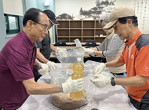 [노인사회참여지원]초록별환경봉사대 EM흙공 제작 진행