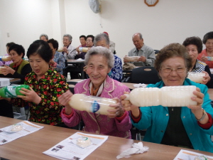 [재가복지] 꿈꾸는 무지개 마을 "환경교육 및 이엠비누 만들기"