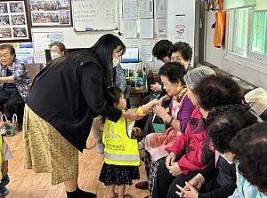 [경로당연계사업]꼬마사랑 어린이집과 함께하는 어버이날 맞이 경로당 방문