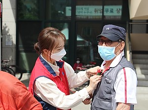 [평생교육] 2020년 어버이날 기념 "카네이션 달아드리기와 기념품 전달" 진행