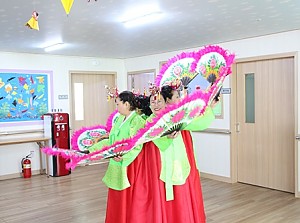 [노인자원봉사대] 스마일예술봉사대 한국춤반 공연 진행