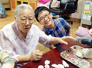 [경로당]신바람 경로당 한가위 대잔치 - 면목중학교와 함께하는 행복 빚음 진행