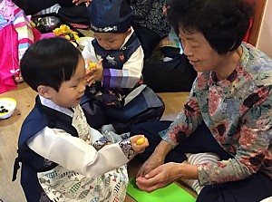 [경로당활성화사업]숲속어린이집과 합께하는 1·3세대 한가위 행복한 추석나눔 진행