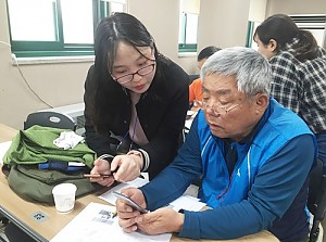 [평생교육] 대학생과 함께하는 '나도 스마트폰의 신!' 교육 진행