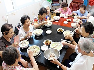 [경로당활성화사업]한샘교회와 함께하는 시원한 여름나기 '사랑가득 음식나눔'